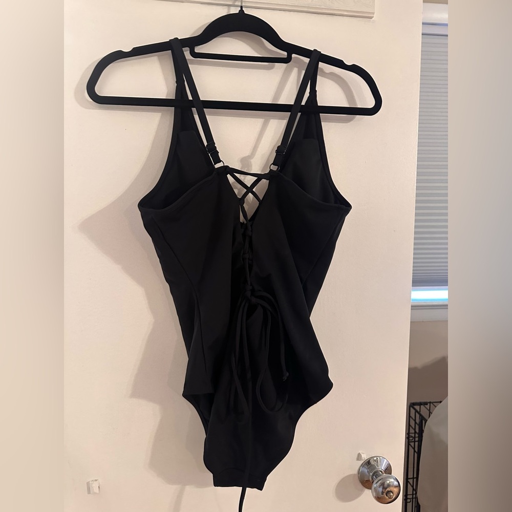 TA3 plungey Swimsuit. Ties in the back to give you that snatched fit size large